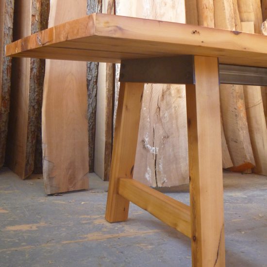 Table en bois recyclé et métal