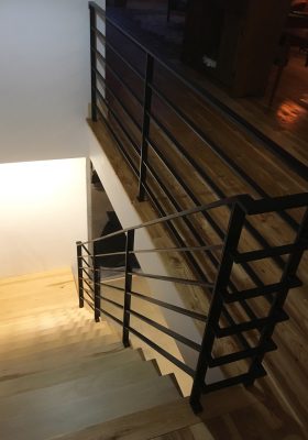 Escalier droit chez particuliers alliant bois et métal