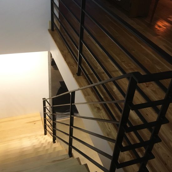 Escalier droit chez particuliers alliant bois et métal