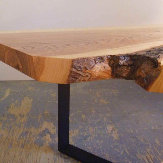 Table en frêne cascade avec piétement en acier