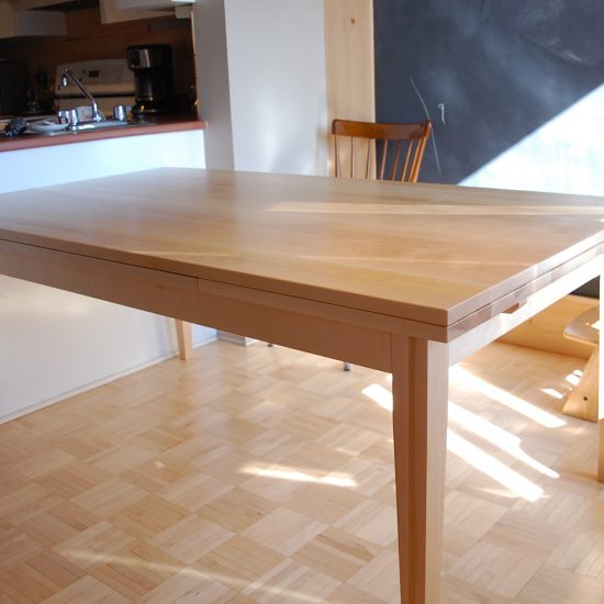 Table en bois massif avec rallonges dissimulées